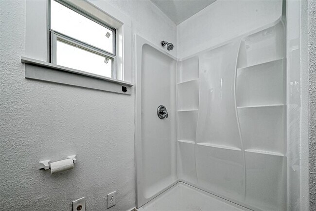 Building Photo - 7119 Farnsworth St