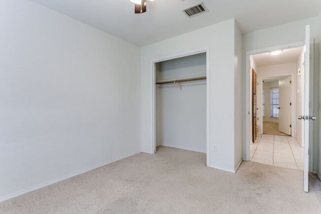 Building Photo - 215 Meadowbrook Ln