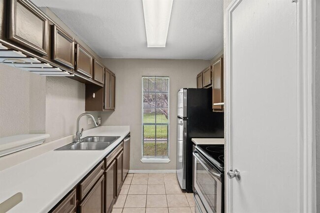 Building Photo - 1601 Faro Dr