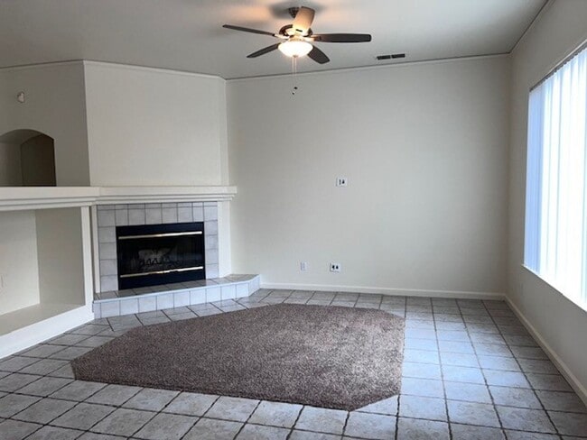Building Photo - Single Story 3 Bedroom 2 Bathroom Home in ...