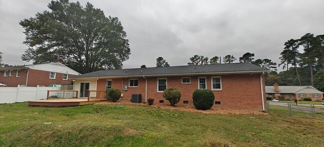 Building Photo - Walk to the river from this convenient rancher near Willow Oaks