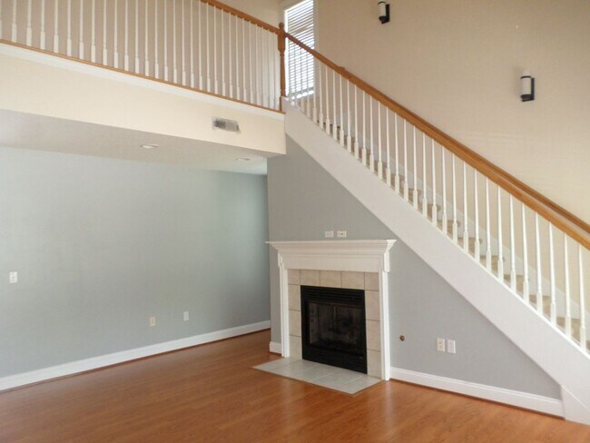 Building Photo - 3 Bedroom 2 Bath Townhouse