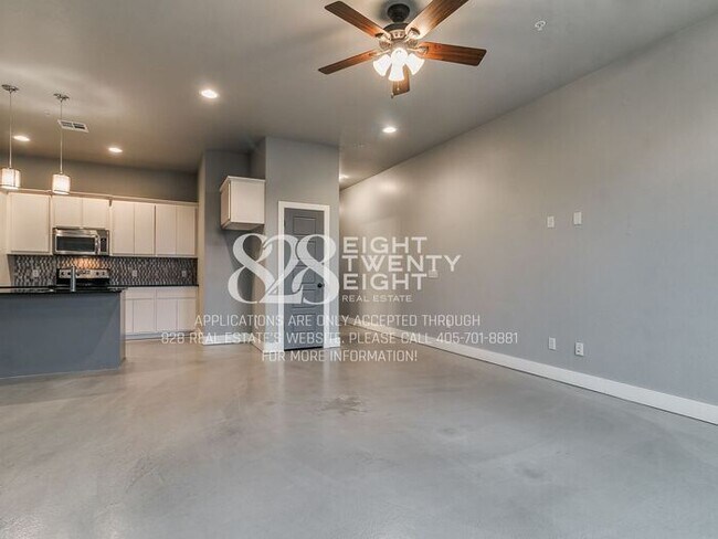 Building Photo - *AVAILABLE NOW!* Urban chic 3 bed/2.5 bath Townhome in West Norman!
