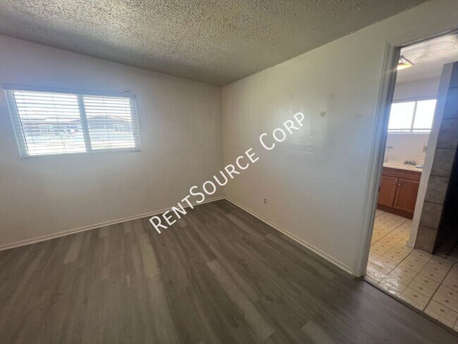 Building Photo - 1379 Riverside Dr