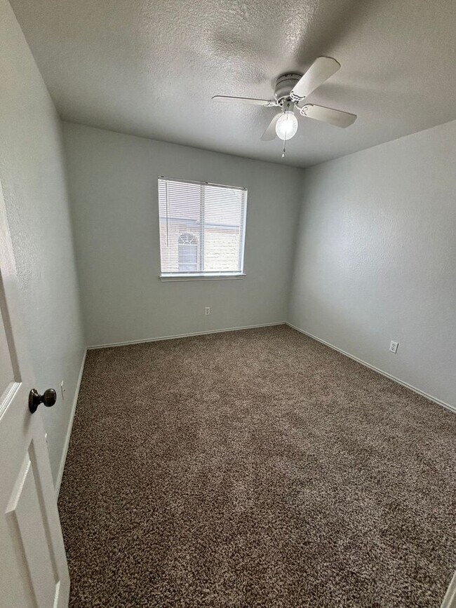 Building Photo - PRELEASING FOR MID JULY! 3 Bedroom 2 bath in the heart of South Austin