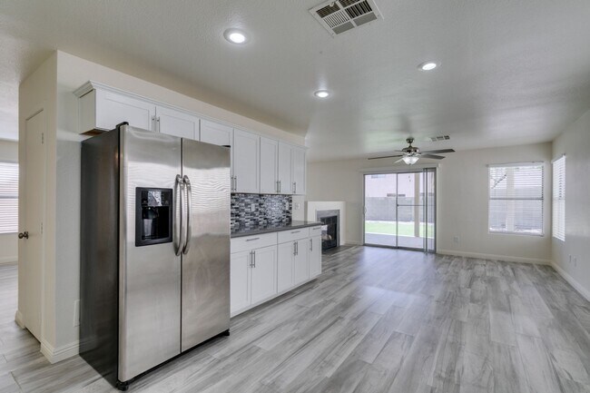 Building Photo - Stunning 4 bedroom, 2.5 bathroom
