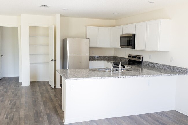 Building Photo - 721 Hillview Loop