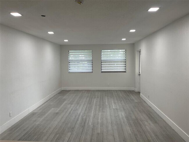Building Photo - 8100 Geneva Ct