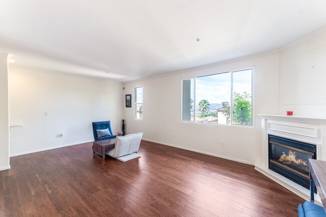 Smooth ceilings, wd floors - 5220 Premiere Hls Dr