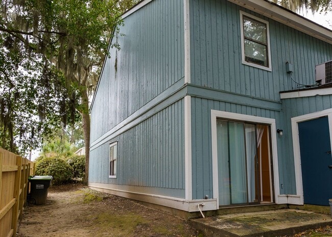 Building Photo - Cozy Two Bedroom Townhouse