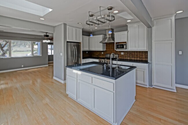 Building Photo - 2809 Carlsbad St