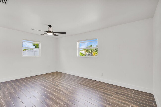 Building Photo - 204 W Whitney Dr