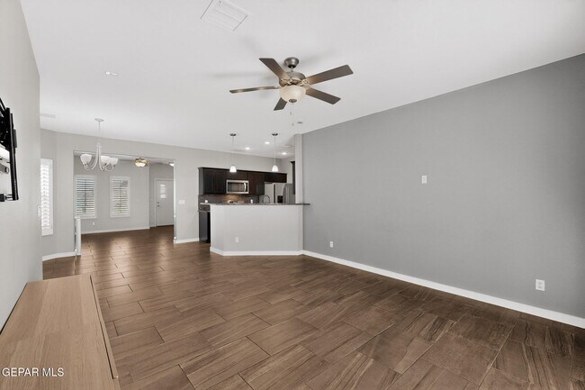 Building Photo - 320 S Manzanita Dr