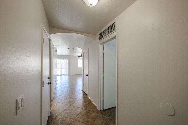 Building Photo - COMING SOON !! 4 BED 2.5 BATH, 2200+ SFT IN CAMELBACK RANCH, PHOENIX