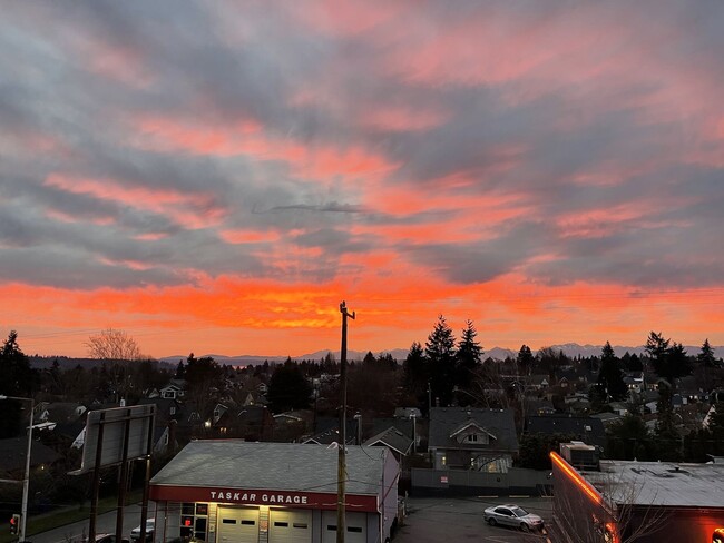 Building Photo - Ballard Townhouse 2bd/2ba, Roof Top Deck, AC