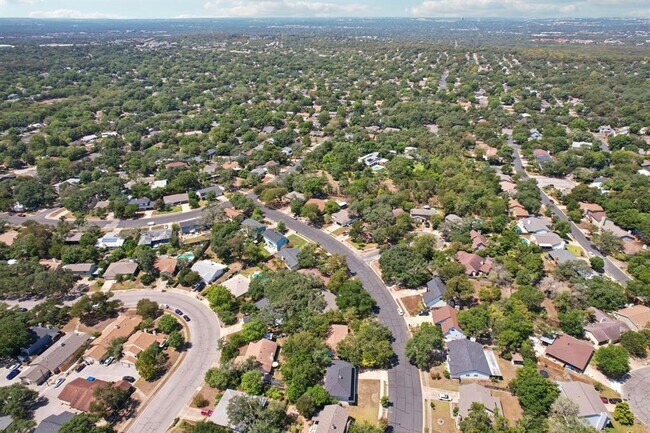 Building Photo - 2011 Malvern Hill Dr