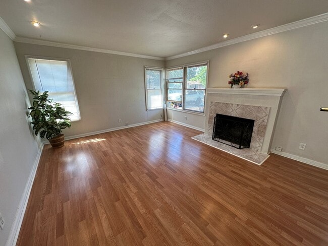 Building Photo - Single family 2 bedroom 1 bath, yard