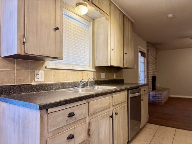 Building Photo - House For Rent