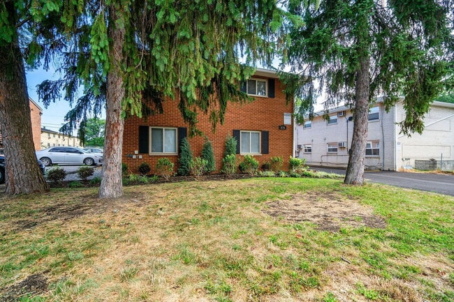 Building Photo - 656 Riverview Dr
