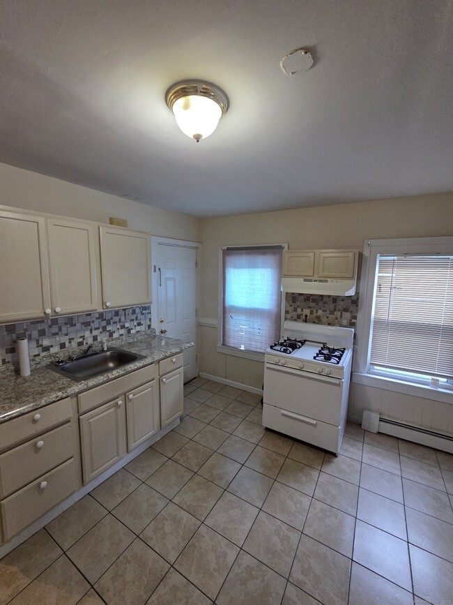 Building Photo - 38 Walnut St