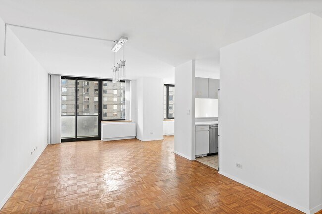 Building Photo - 15 W 61st St