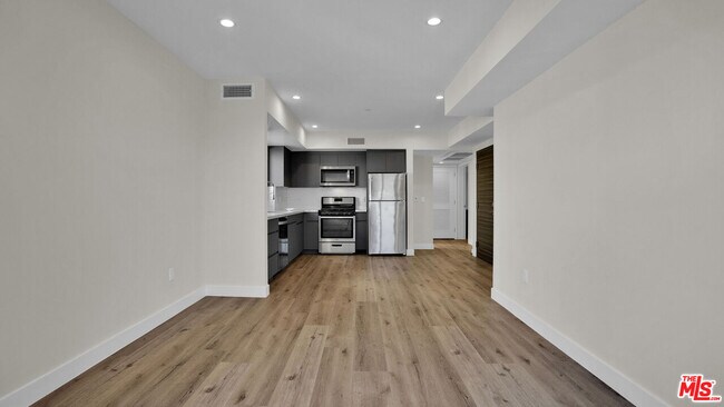Building Photo - 846 S Mariposa Ave