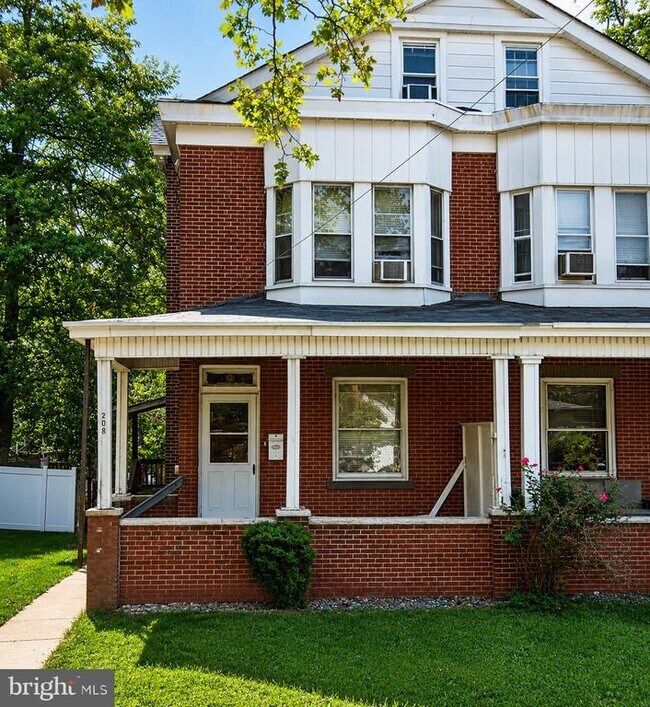 Building Photo - 208 Maple Ave