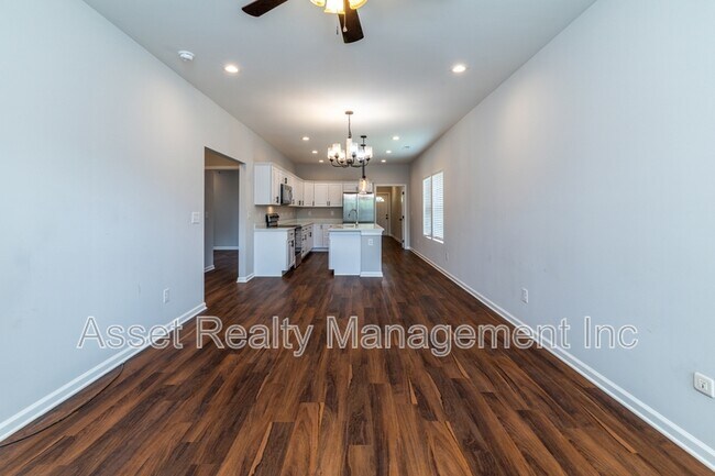 Building Photo - 619 Midlake Dr NE