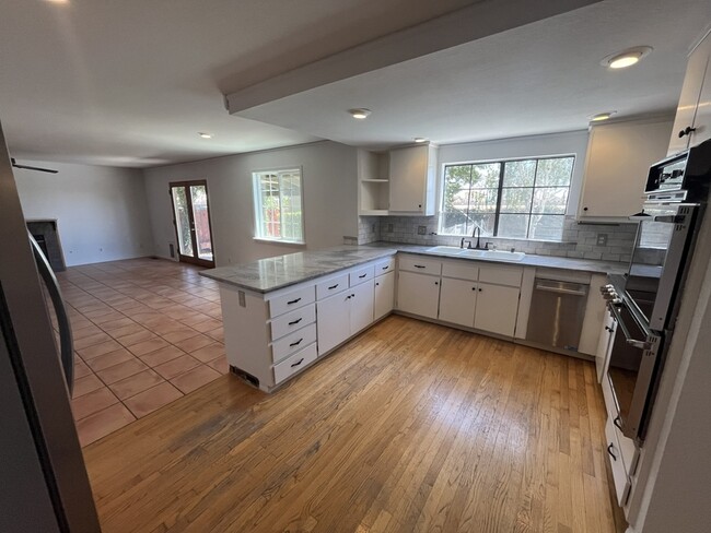 Building Photo - 511 Bluff Dr