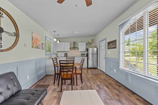 Building Photo - 2116 Las Flores Ln