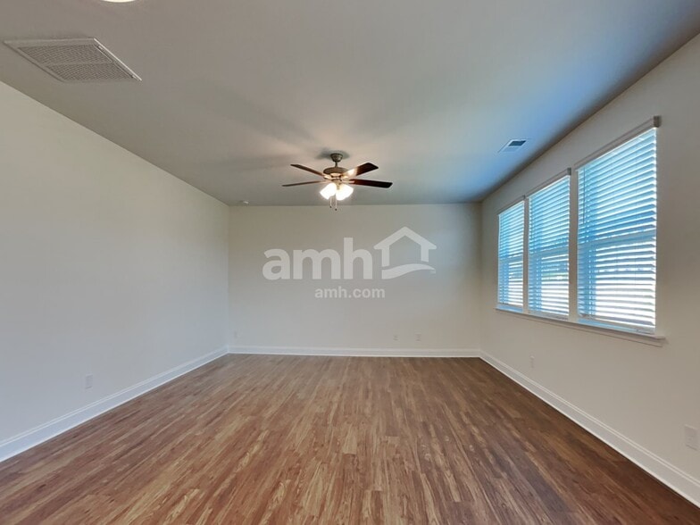 Building Photo - 183 Larragan Dr