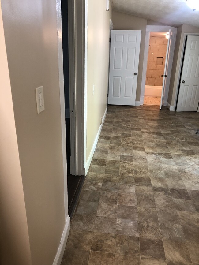 Building Photo - Great Location ! Spacious Backyard!