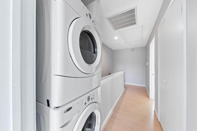 Building Photo - 7700 Creekbend Dr