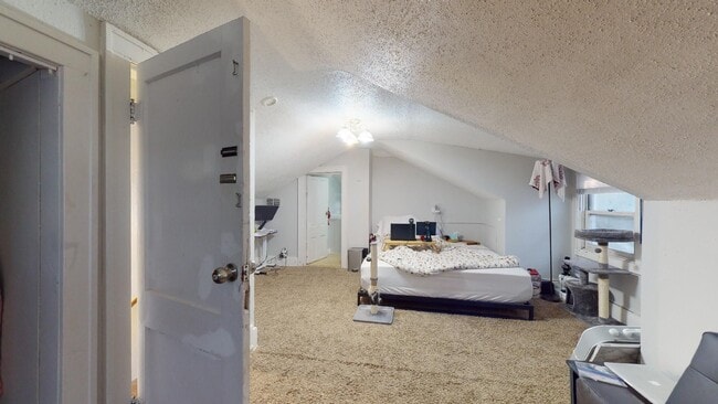 Building Photo - Walk to Restaurants and Shopping