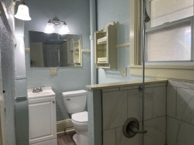 Building Photo - 406 Naymut St