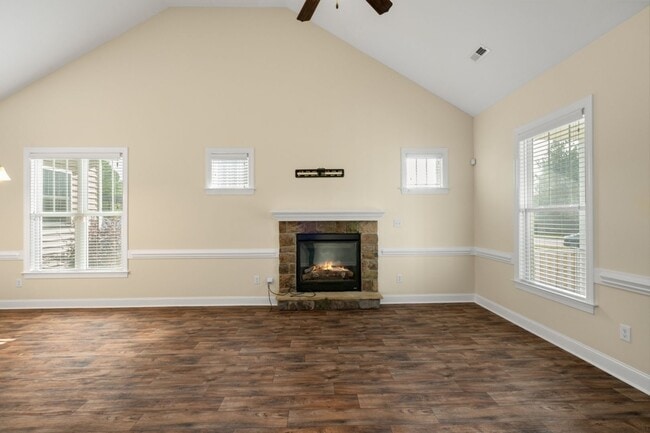 Building Photo - 2508 Chelsea Dr NW