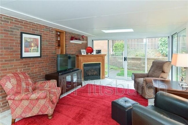 Building Photo - 825 Bethany Dr