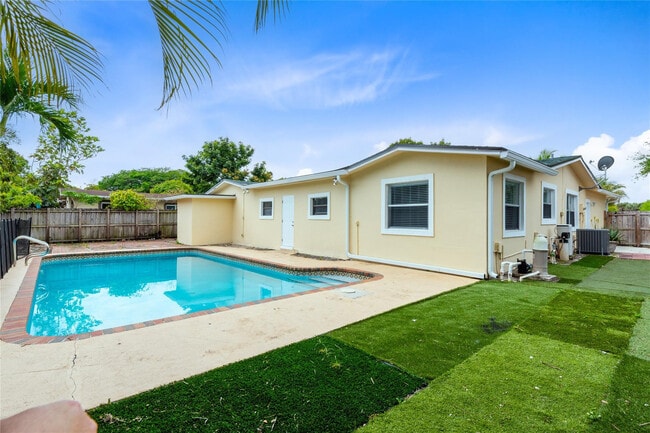 Building Photo - 842 SW 68th Ave