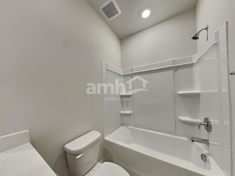 Building Photo - 210 Granby Trl