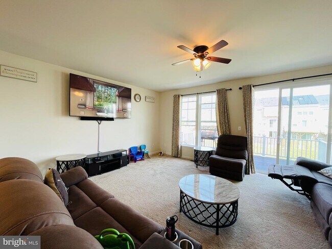 Building Photo - 419 Foxglove Way
