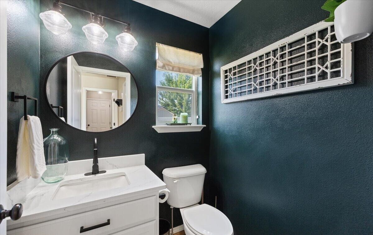 Half Bath - 3040 W Dumont Dr