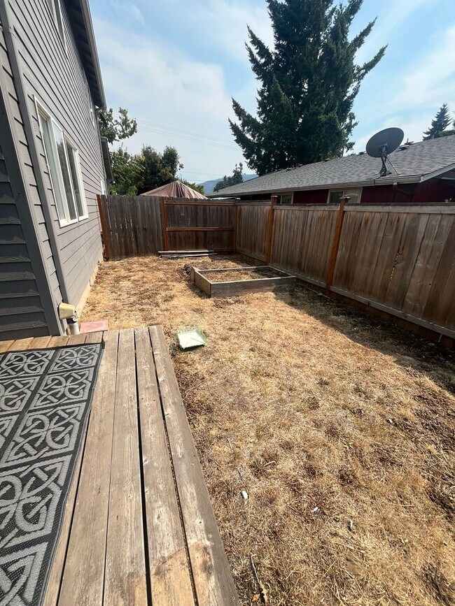 Building Photo - 2-Bedroom 1 1/2-Bathroom Duplex in Thurston