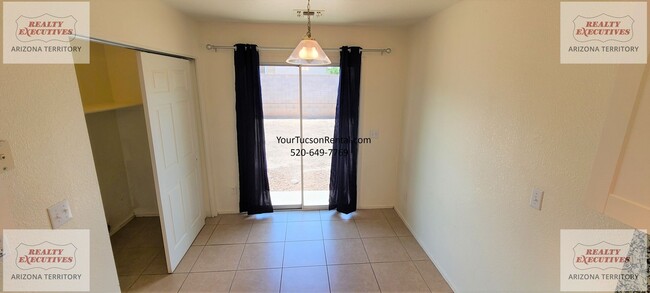 Building Photo - Valencia Rd & Headley Rd 3/2 - July move in special! - All tile floors and updated kitchen