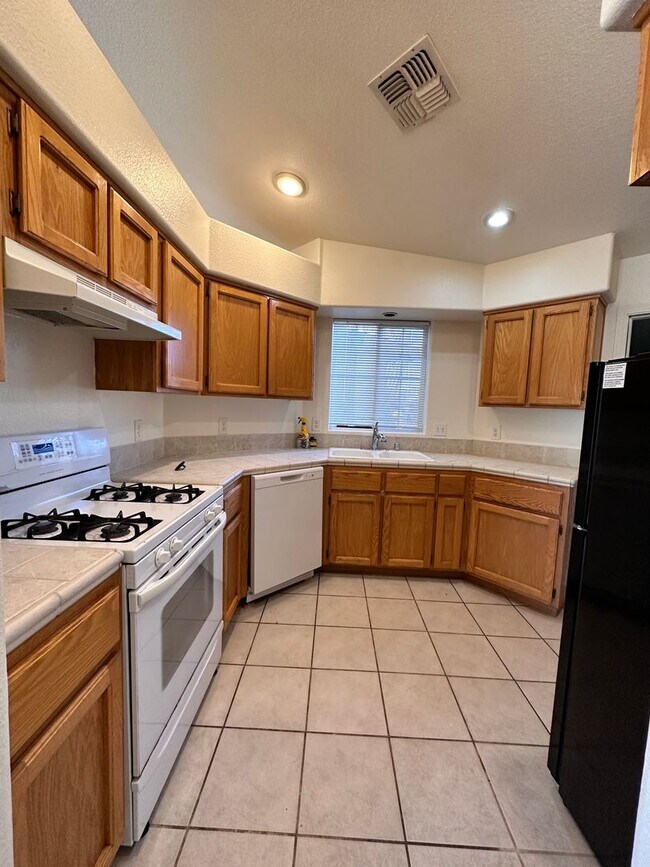 Building Photo - Great 3 Bedroom, 2 Bath Home Centrally located in Kingman!