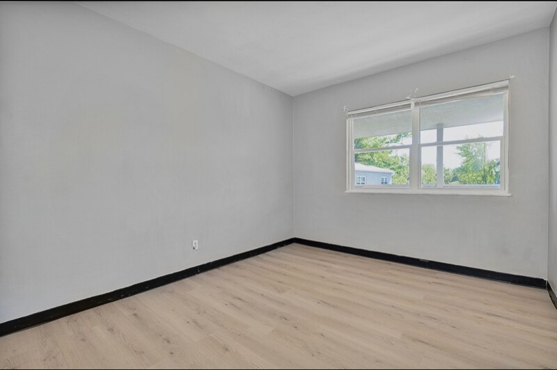 Building Photo - 474 1/2 E Norwich Ave