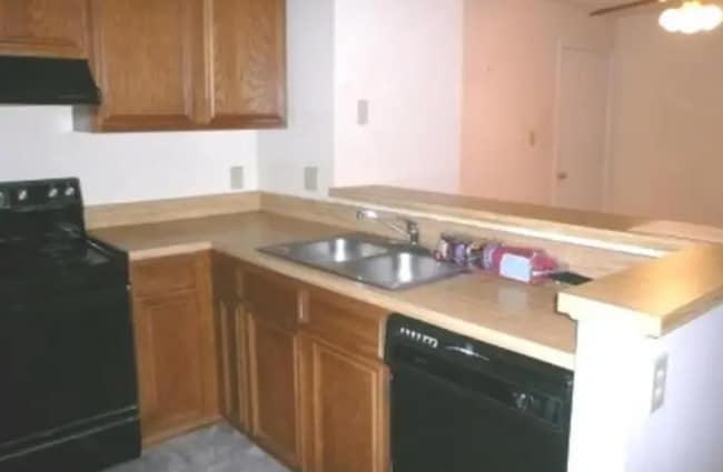 Building Photo - 200 Grosvenor Ln