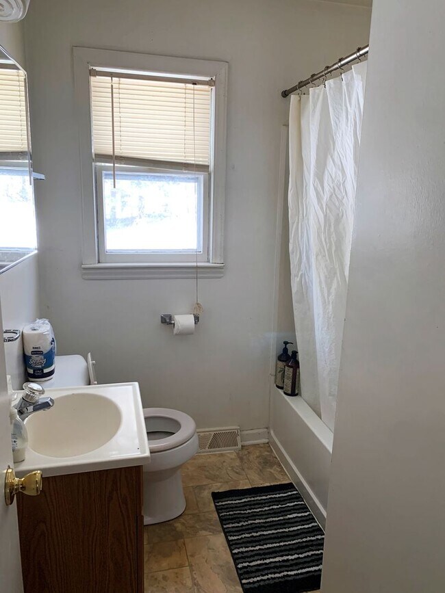 Building Photo - 2 Bed 1 Bath Blacksburg Home