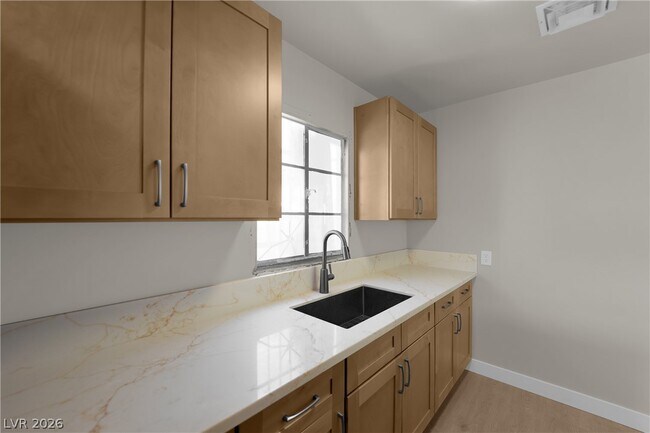 Building Photo - 433 N 10th St