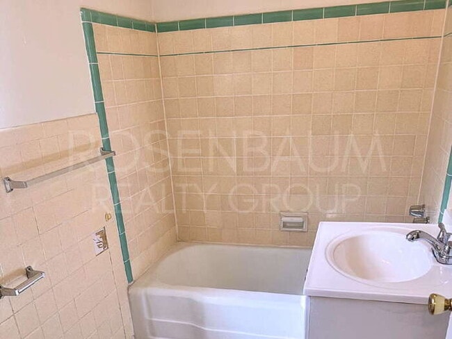 Building Photo - 1713 N Village Dr