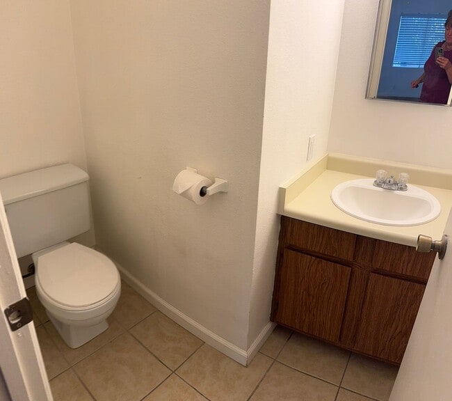 Building Photo - 2 bedroom, 1.5 baths, Boulder Hills condo